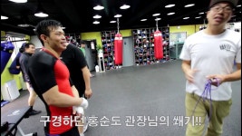 뻔치팀 김동희 복싱 슈퍼라이트급 챔피언과 줄넘기 대결! | Doovi 뻔치팀 김동희 복싱 슈퍼라이트급 챔피언과 줄넘기 대결!