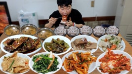 네이버 인플루언서 [네이버 인플루언서] 88살 사장님.. 50년 전통 6천원 백반 클라스.. 4인분 묵고 1인분 또묵자..