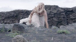 Row - Greta Salome: 노래 가사, 뮤직 비디오 및 콘서트