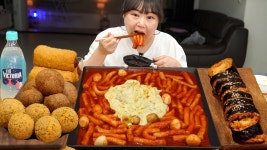 네이버 인플루언서 [네이버 인플루언서] 역대급 꿀조합😋신전떡볶이에 콘치즈 부어먹기🧀 뿌링클 치즈볼, 뿌링 핫도그, 신전김밥 먹방 MUKBANG