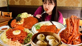 네이버 인플루언서 [네이버 인플루언서] 요즘 빠져있는 돈까스 먹방😋쫄면, 김치볶음밥, 갈비만두, 망향비빔국수