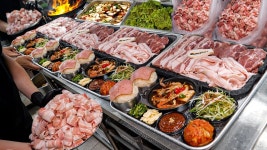 인플루언서] 삼겹살 한달 2,000kg 완판?! 10년째 줄서서 먹는 미친 가성비 1만원대 무한리필 고기 뷔페 Pork BBQ Buffet / Korean street food