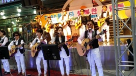 얼룩고무신...7080행복한사람들 / 공연기획,통기타가수... | Doovi 얼룩고무신...7080행복한사람들 / 공연기획,통기타가수 /영상제작... 