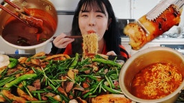 1분 먼저 태어난 쌍둥이언니랑 대패삼겹살에 비빔면 먹방ㅋㅋ 나름이 먹방 (단발 나름) MUKBANG 를 위한 유튜브 영상 통계 - NoxInfluencer... 