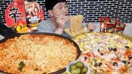 네이버 인플루언서 [네이버 인플루언서] 신라면 3배 매운맛 5봉 묵고 매우니깐 피자한판 묵고 밥말아서 또묵자 KOREAN MUKBANG