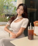 lovesomeone - 데이벨 사선 초커 패드 반팔티 - 코디북 데이벨 사선 초커 패드 반팔티