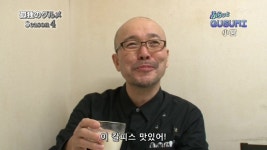 막걸리를 맛있게 마시는 아저씨