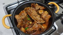 간단히 만들어 먹는 매운돼지갈비찜과 갈비라면