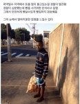 지나가는 흑인을 도와주는 착한 경찰