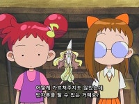 꼬마 마녀가 마법을 사용해서 빗자루 타는 모습