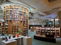 집 아래 작은 도서관이 있어요