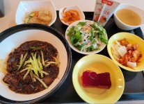 오늘 블랙데이라고 회사 구내식당 짜장면 메뉴에만 사람이 몰렸네