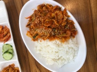 집 앞 분식점에서 제육덮밥 한 끼