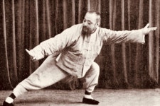 중국무술 보면 낮은 채로 다리를 쫙 벌리는 자세 있잖아