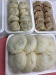 오래된 만두집에서 만두와 찐빵을 삽니다