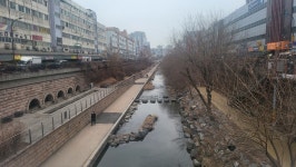 청계천을 바라보며 300연차 돌려봤습니다