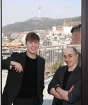 한국에 최초로 외국인이 설립한 매니지먼트사 생겼네