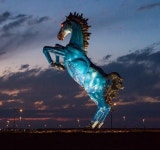 덴버 공항에 있는 무시무시한 말 동상