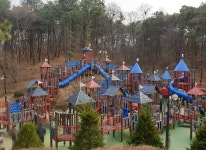 요즘은 이런 대형 요새형 놀이터 잘 안보이더라