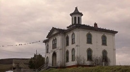 촬영장에 유령이 나온다는 말을 들은 영화 감독