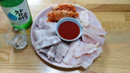 홍어삼합에 한잔