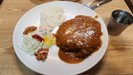 원주 자유시장 지하 돈까스 골목의 신혼부부