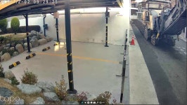 집앞에 도로 새로 깔고있다