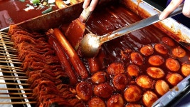 야 무슨 떡볶이를 한 개에 천원을 받아