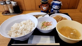 나름 관광지인데 역주변에 편의점이 하나도 업내