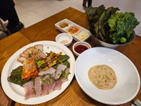 와이프가 홍어삼합 시킨거 나왔다아