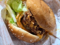 처음 먹어 본 맘스터치 언빌리버블버거