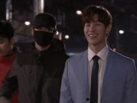 길에 서있는데 누가 명랑핫도그로 찌르고 감gif