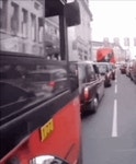 오토바이 멈춰세우는 버스 기사GIF