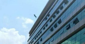 GRAPHIC CONTENT: Watch horrific moment man jumps headfirst from top of six-floor building - Daily Star GRAPHIC CONTENT: Watch... 