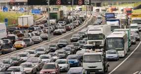 Killer bank holiday traffic warning: Turbulent British weather to cause chaos on motorways - Daily Star Killer bank holiday... 