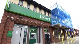 Robber threatens staff and demands cash in terrifying bank raid - Liverpool Echo Robber threatens staff and demands cash in... 