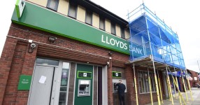 Robber threatens staff and demands cash in terrifying bank raid - Liverpool Echo Robber threatens staff and demands cash in... 