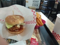 성수동 이마트 건너편 마미쿡 5400원 치킨버거