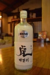 막걸리를 맛있게 마시는 아저씨
