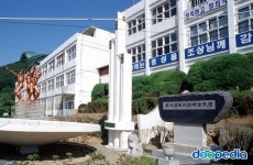 교명 변경을 두고 다툼이 일어난 시골의 한 고등학교
