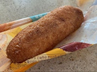 편의점에서 구입한 점보 크리스피 모짜핫도그