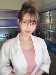 안경 쓴 후카다 에이미