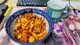 어떻게 내 책상을 보고 창작일을 한다는 걸 아는거지 | 유머 게시판 어떻게 내 책상을 보고 창작일을 한다는 걸 아는거지 | 유머 게시판 | 루리웹