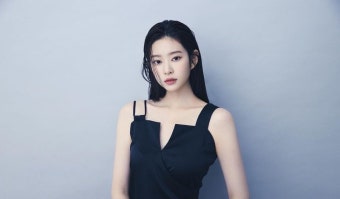 '배우 전향' 김민주, 묘하게 달라진 분위기+숨멎 아이컨택 