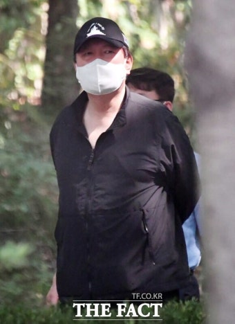 윤석열 한동훈한테 옷입는방법좀 배워야되는거 아니냐 ㅋㅋㅋㅋㅋㅋ | 정치유머 게시판 윤석열 한동훈한테 옷입는방법좀 배워야되는거 아니냐...
