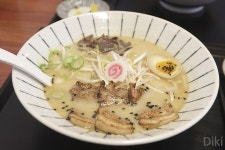 뜨끈한 밥위에 촉촉한 차슈 한장 돈코츠라멘