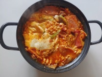 굉장히 오랜만에 부대찌개 해먹었어요