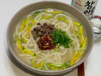 소고기 고명을 올린 멸치칼국수