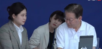 박지현 바라보는 안귀령 | 정치유머 게시판 박지현 바라보는 안귀령 | 정치유머 게시판 | 루리웹