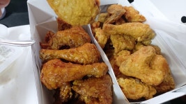 치킨 울동네 호식이 두마리 치킨은 존나 맛없어